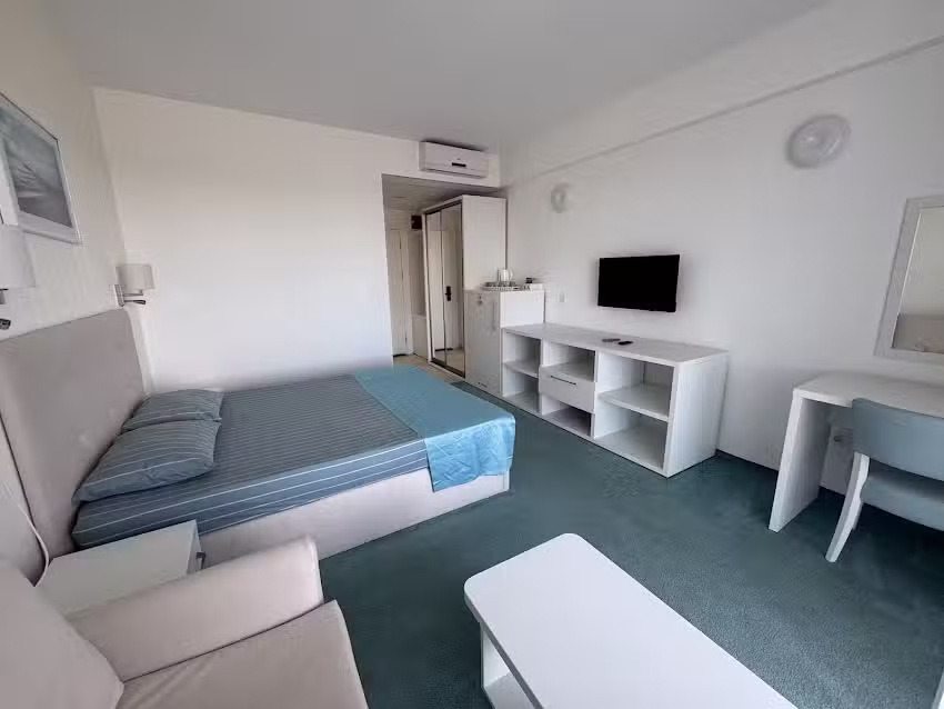 Blaxy Turquoise Studio