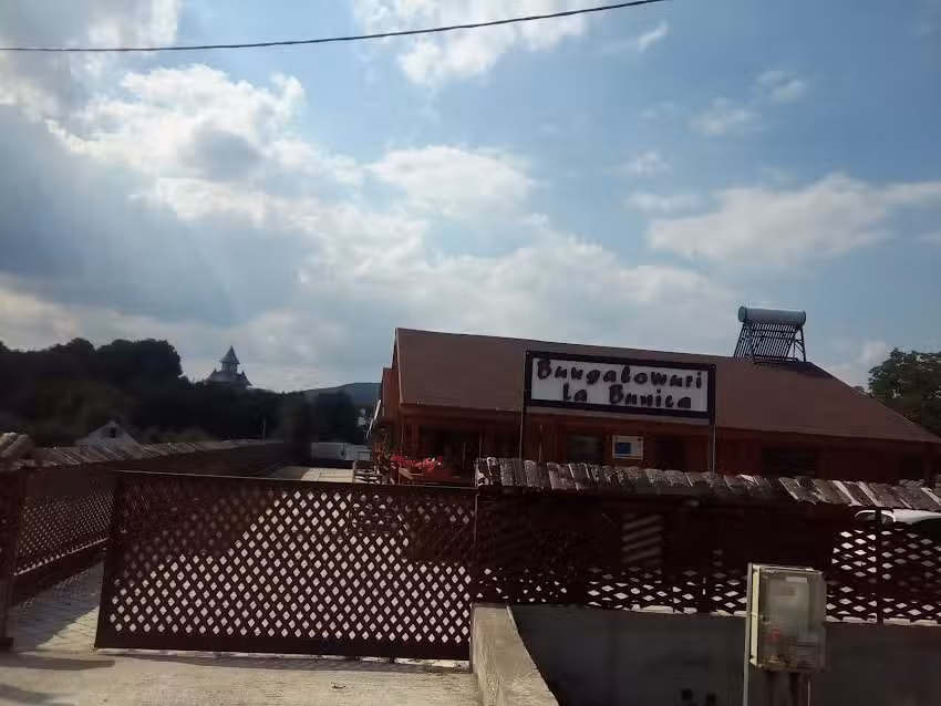 BUNGALOWURI LA BUNICA