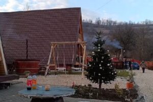 Cabana sub poalele stancilor