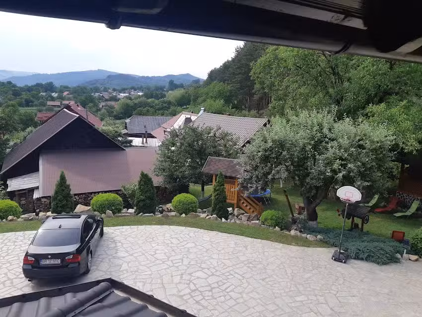 Casa dintre pini