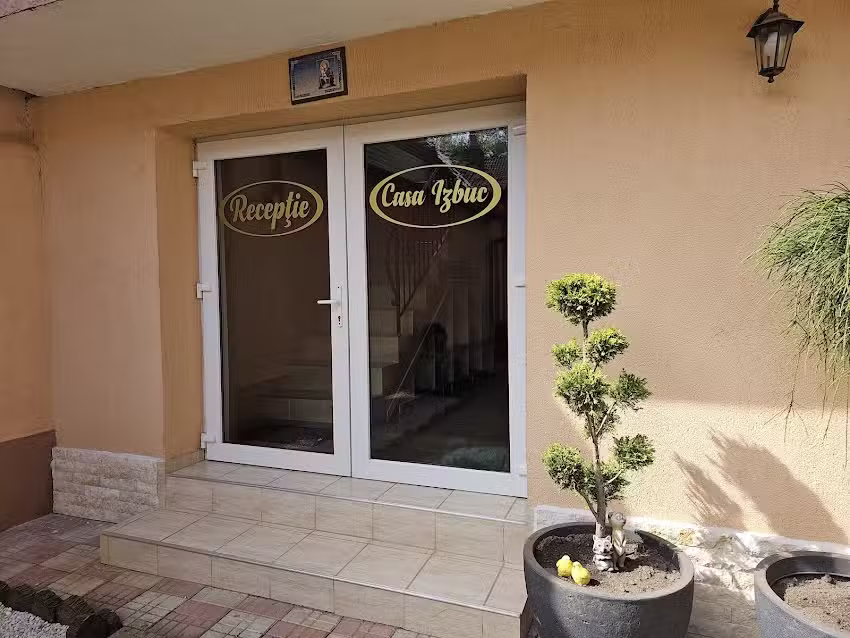 Casa Izbuc ( lângă Manastirea Izbuc )