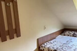 Casa la intrare în Cheile Nerei