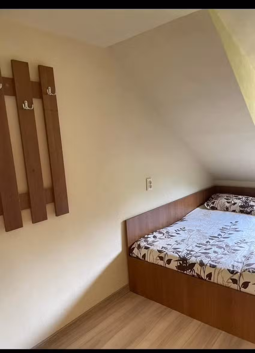 Casa la intrare în Cheile Nerei