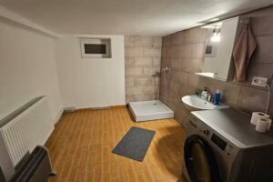 Căsuța bunicii cu prispă