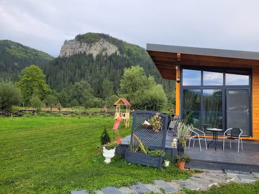 Casuta de sub stanca