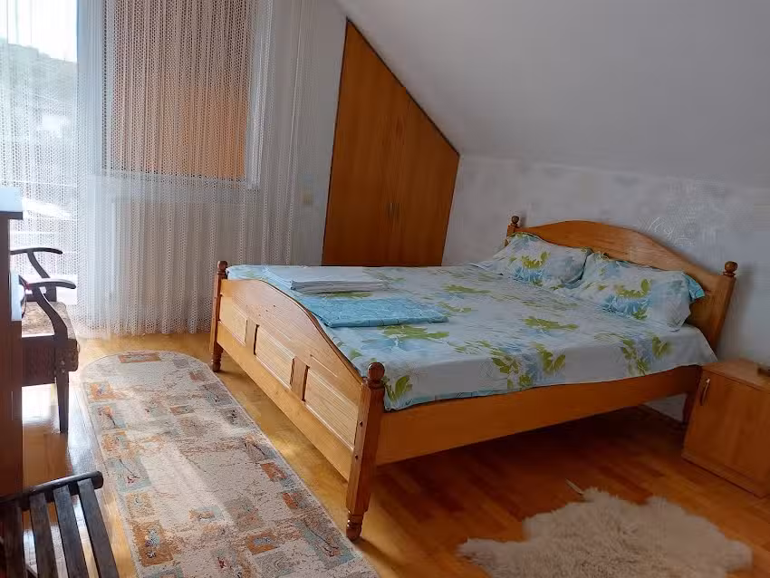 Casuta dintre dealuri