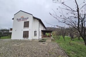 Conacul Doamnei (comuna Corbi, Arges – pensiune agroturistica)