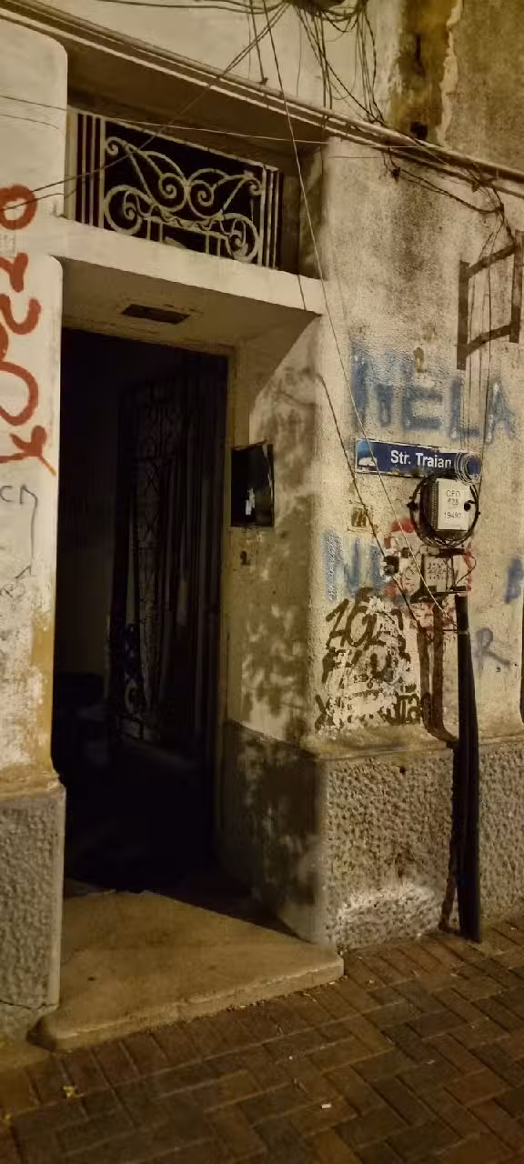 Hostel, Fake, Hotel, Cheater, AirBNB