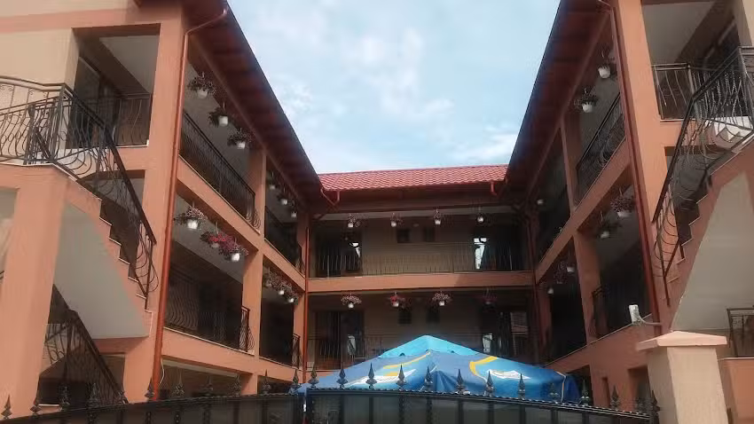 house of sun Costinesti -doua stele