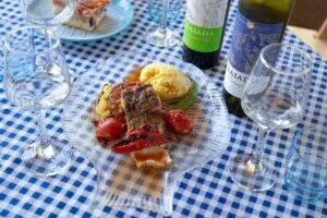 INTRARE – Curtea dintre vii