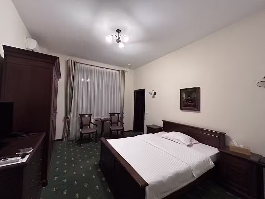 Karlhof Restaurant și Cazare