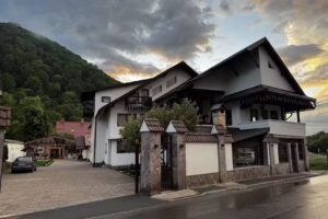 La Colțul Castelului