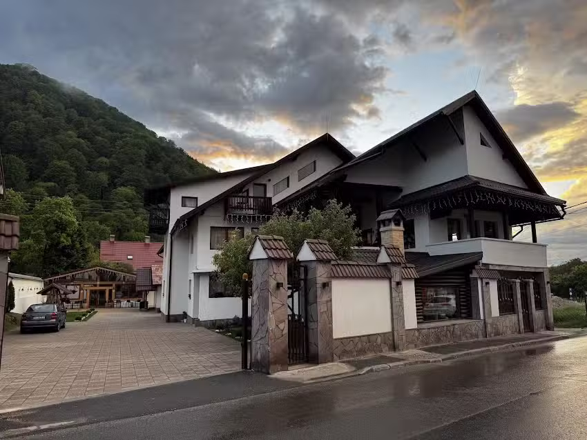 La Colțul Castelului
