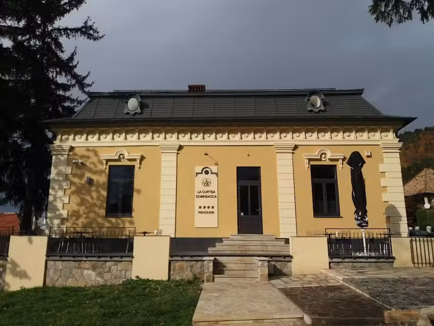 La Curtea Domnească