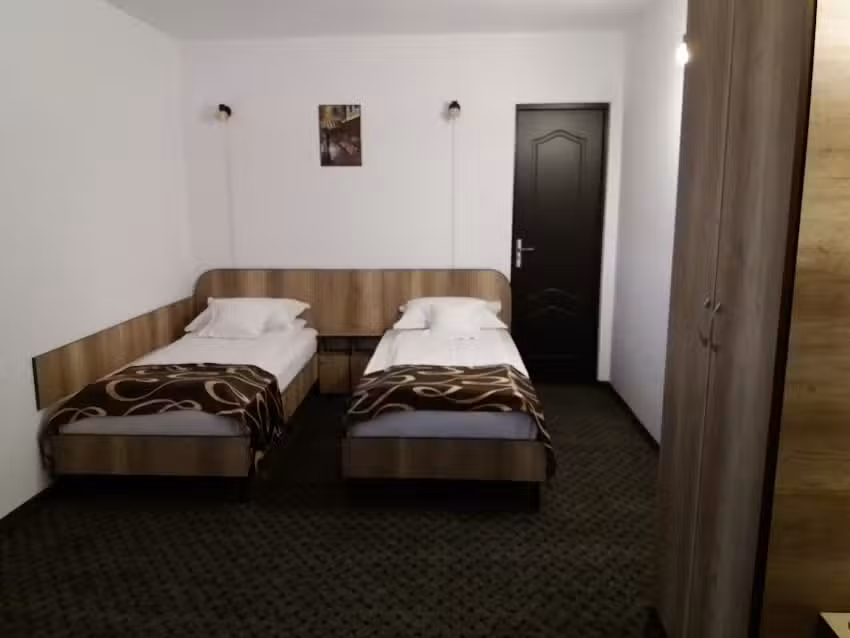 PENSIUNEA RAXAND CAZARE MIOVENI