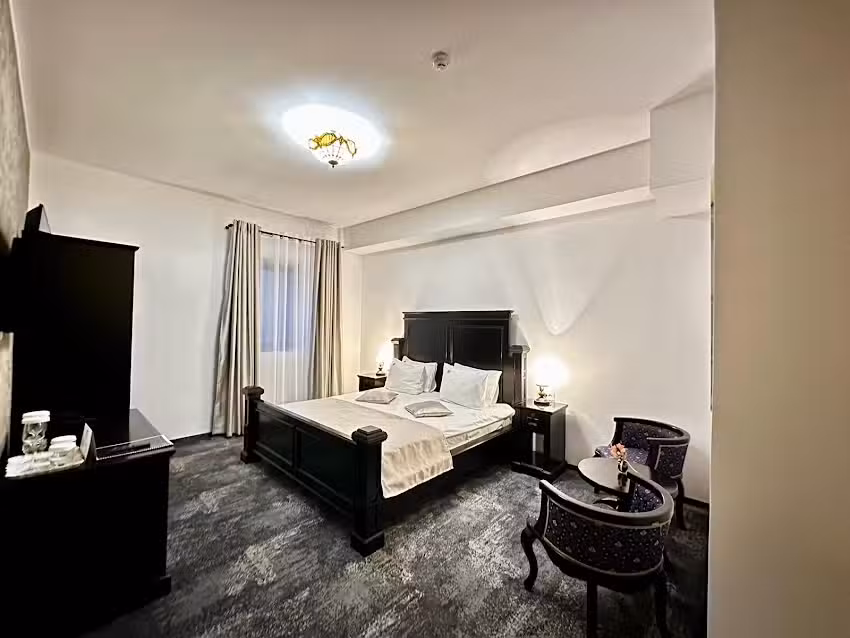 Podu’ cu lanțuri- Hotel & Restaurant Bacau