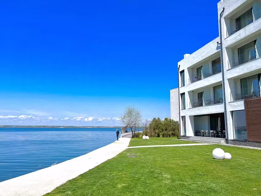 Poeme Mamaia Retreat