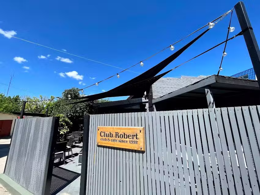 Robert Local Social Restaurant & Accommodation