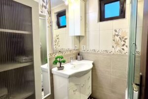 S-HOUSE Avrig Apartament Spațios cu Terasă Privată lângă Sibiu Ideal pentru Cupluri Familii sau Tranzit