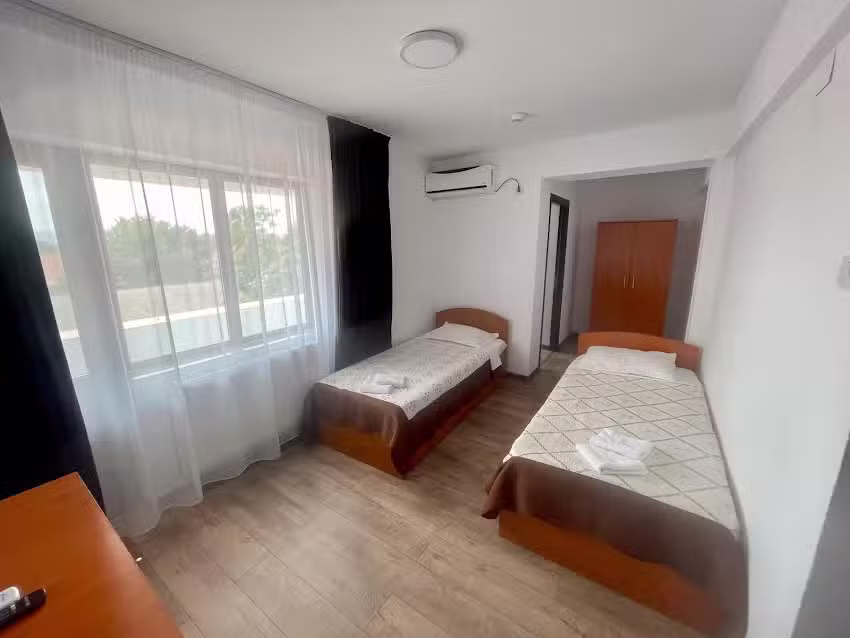 Tată și Fii, Hotel și Restaurant