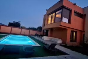 Vila cu piscina pentru petreceri private/majorat