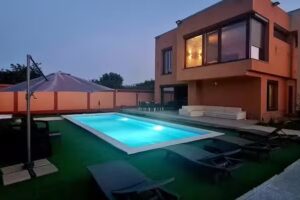 Vila cu piscina pentru petreceri private/majorat