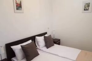 Vis A Vis Studio -cazare in regim hotelier in studiouri self catering cu baie proprie