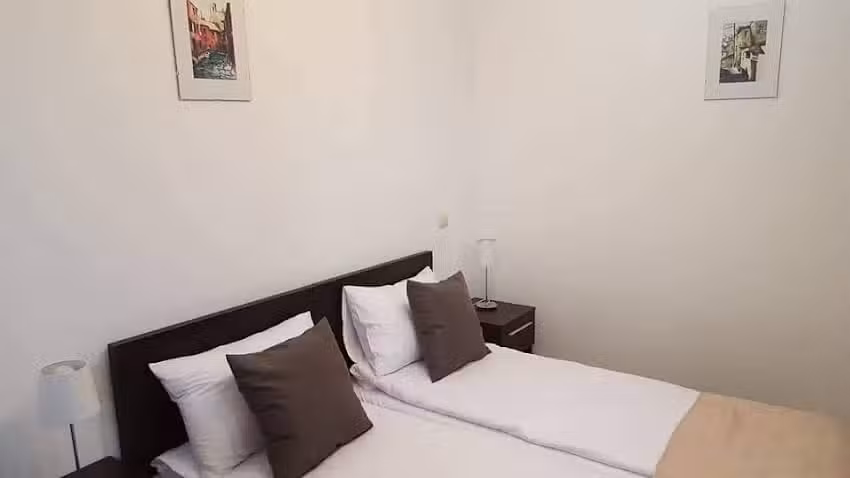 Vis A Vis Studio -cazare in regim hotelier in studiouri self catering cu baie proprie